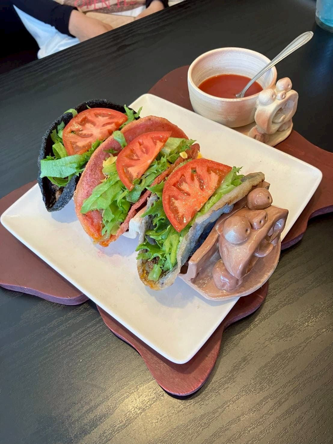 沖縄の食材を使ったカラフルなタコス